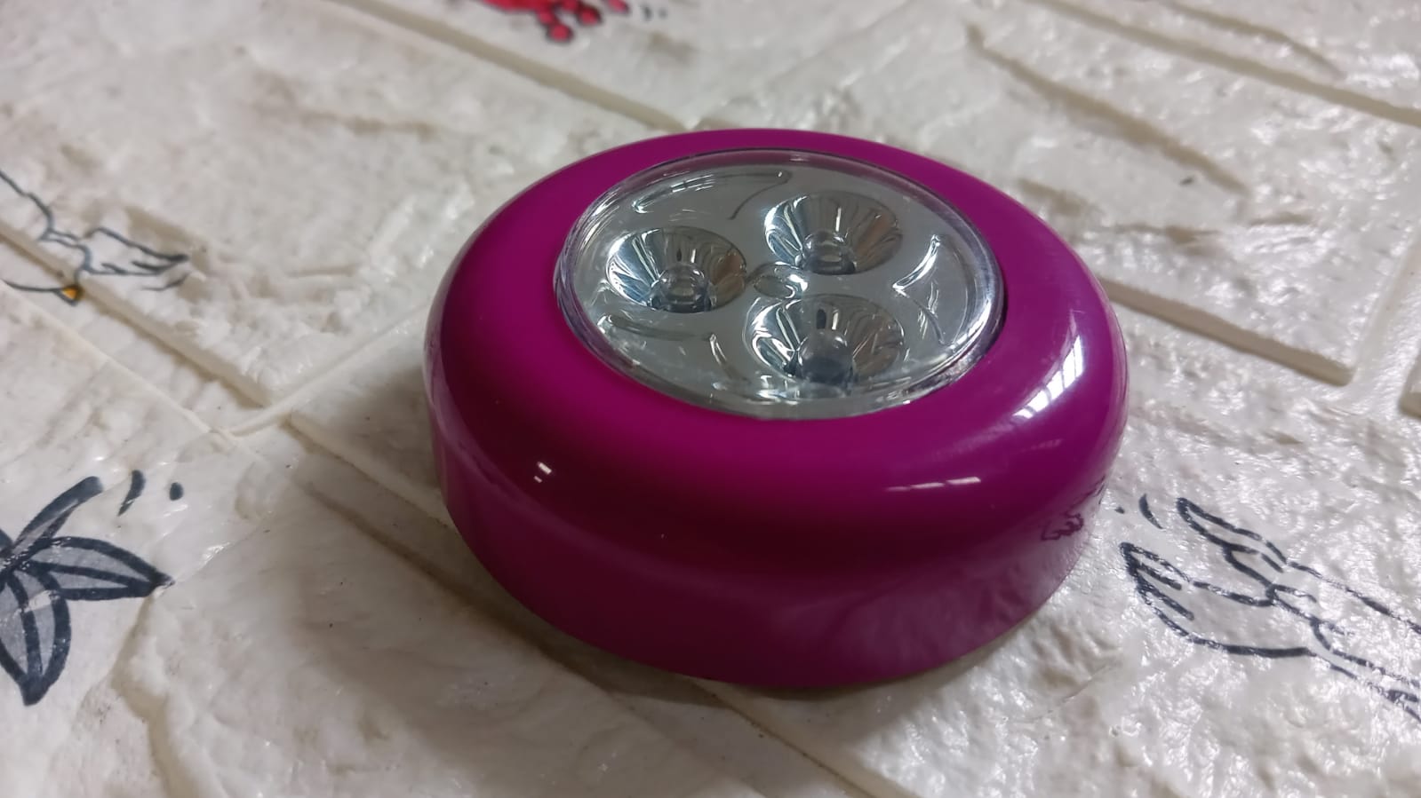 Compact LED touch lamp for versatile use Compact LED touch lamp for versatile use